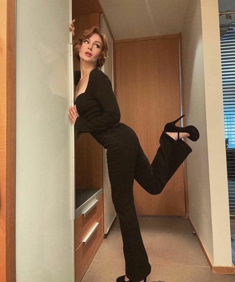 KallMeKris model porn picture