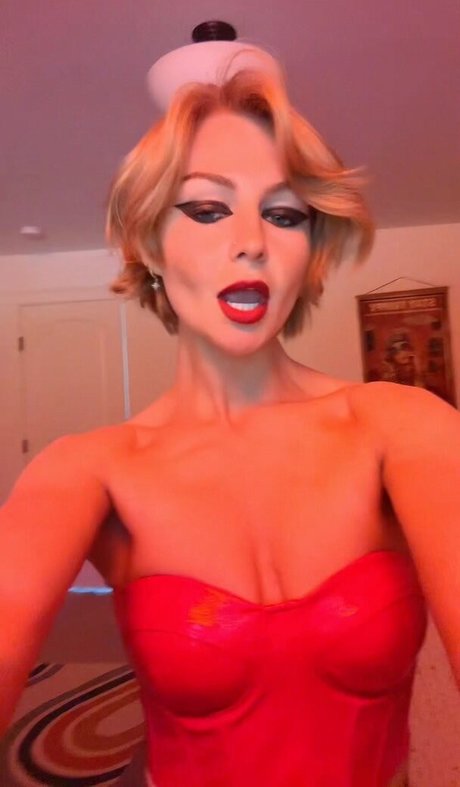 KallMeKris model adult gallery