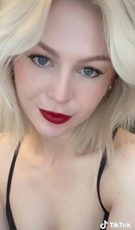 KallMeKris porn model image