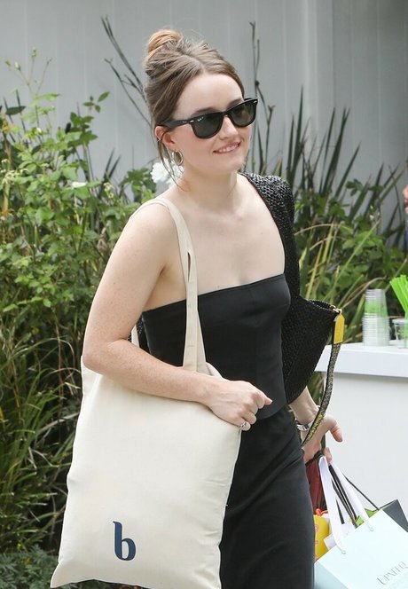 Kaitlyn Dever sexy actress pics