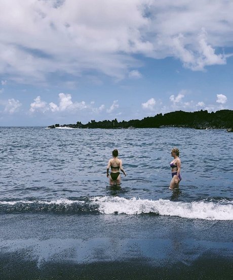 Kaitlyn Dever pornstar hot galleries