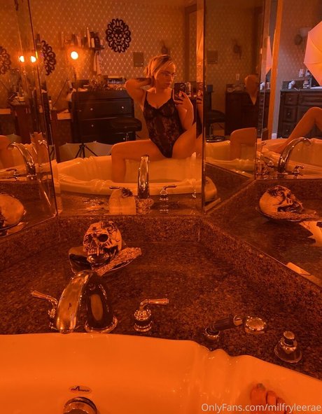 milfryleerae naked actress pic