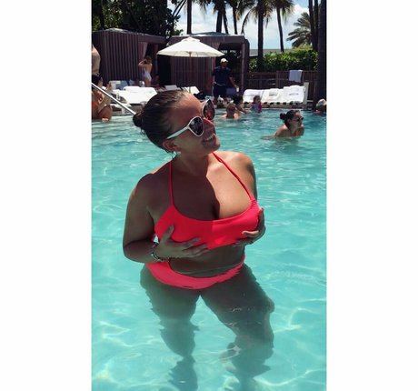 Lizzy Maguire pornstar nude photo