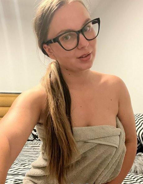 tsdelia hot actress pictures