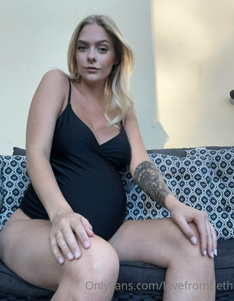 LoveFromBeth star erotic picture