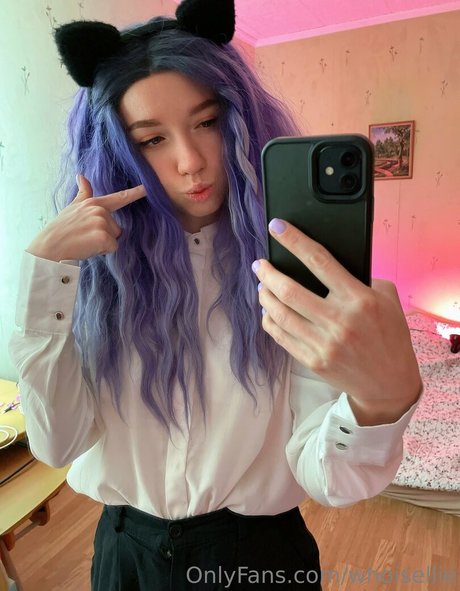 whoisellie nude model images