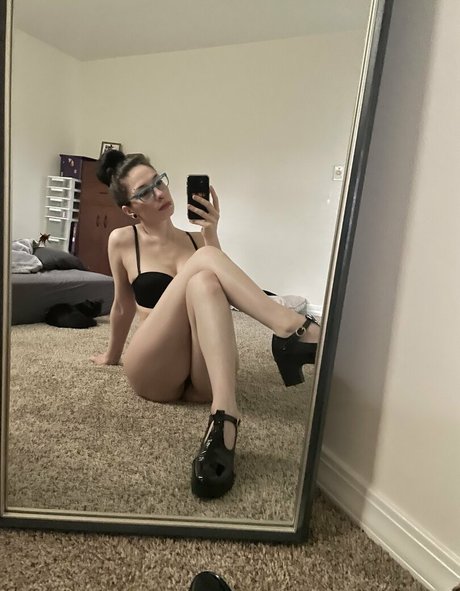 ghostlygothx model nudes images