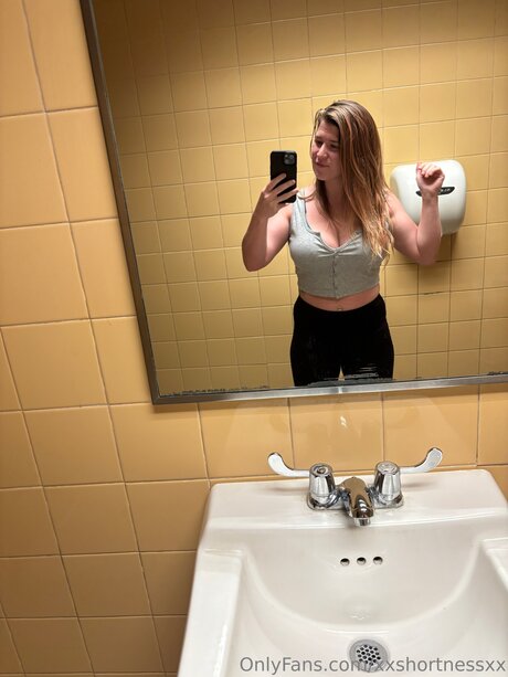 xxshortnessxx pornographic model image