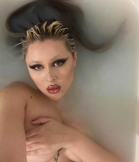 Demonkomplex star nude image