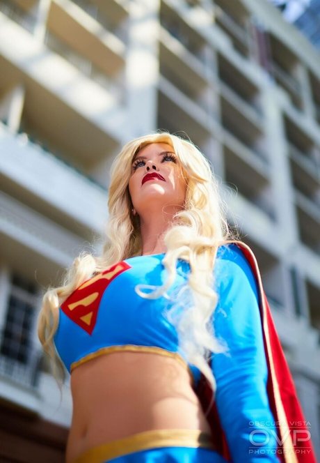 Danielle Pavluk sexy model img