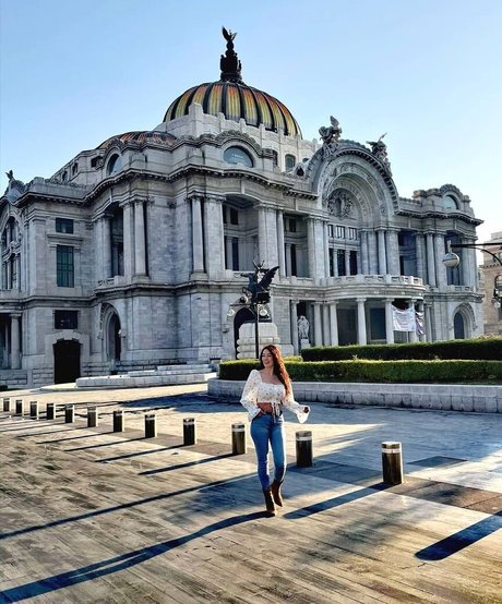 Lara Moreno star art pic