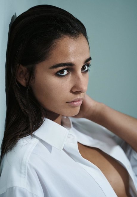 Naomi Scott pornstar sexy images