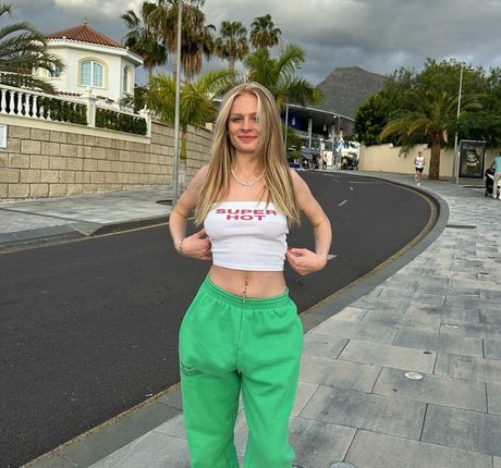 Miaslife model nice picture