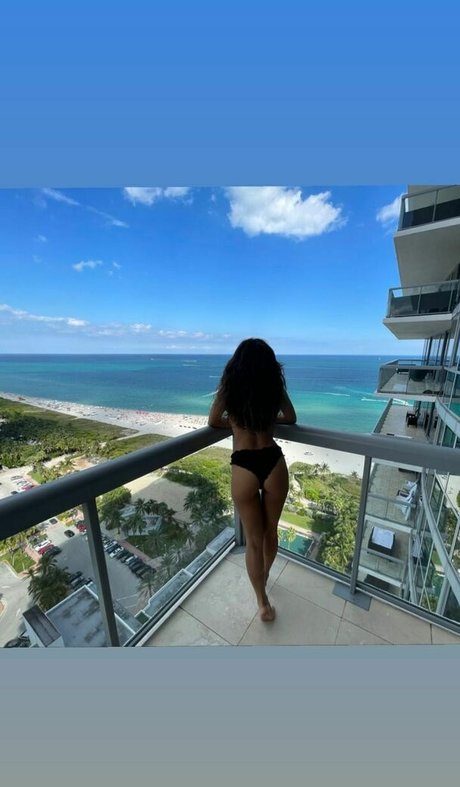 Cyn Thia Kha Lifeh erotic model pics