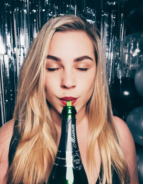 Emmadizzy pornstar naked pics