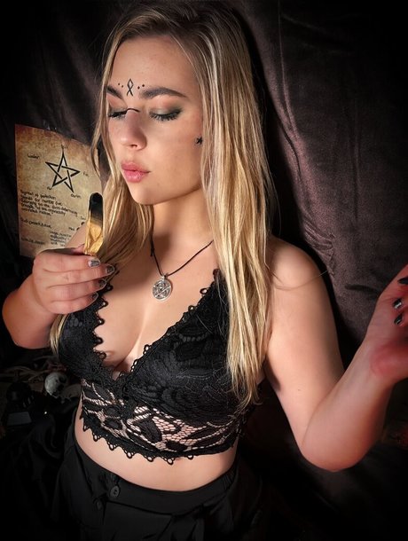 Emmadizzy model exclusive pictures