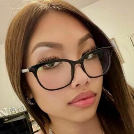 ariabackstage pretty pornstar img