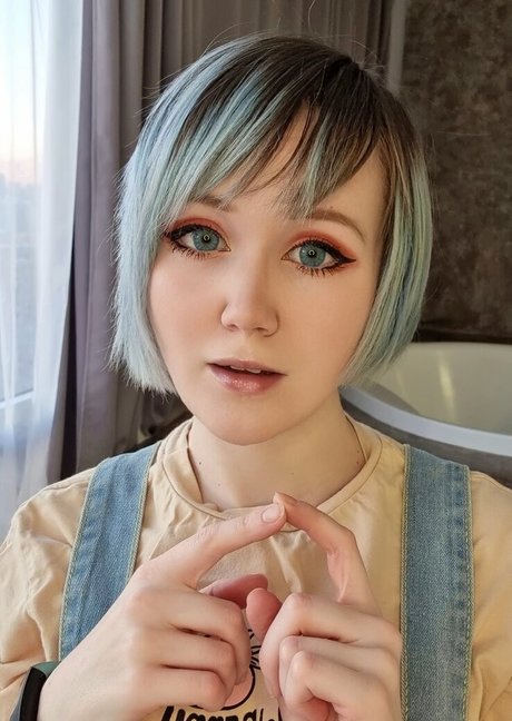 aki puff model nude photo