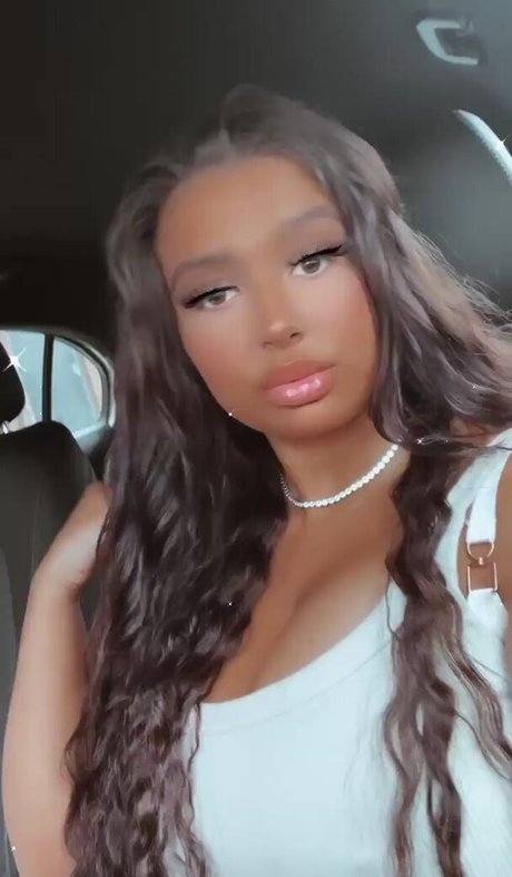 naughtybabeoxo pornographic model image