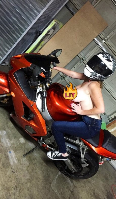 Tittyqueen77 beautiful model photo