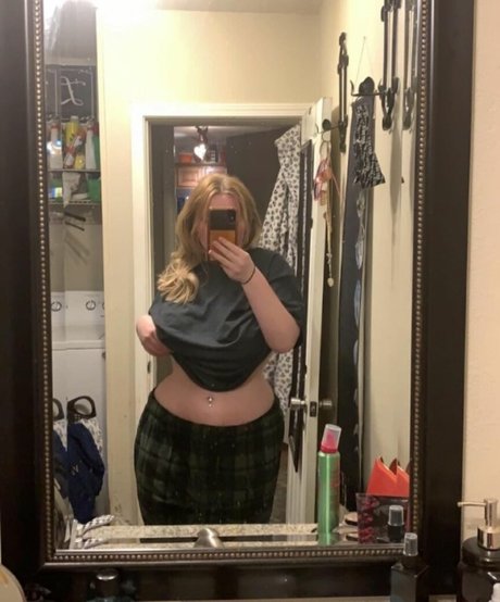 yours___truly___sav1 model naked img