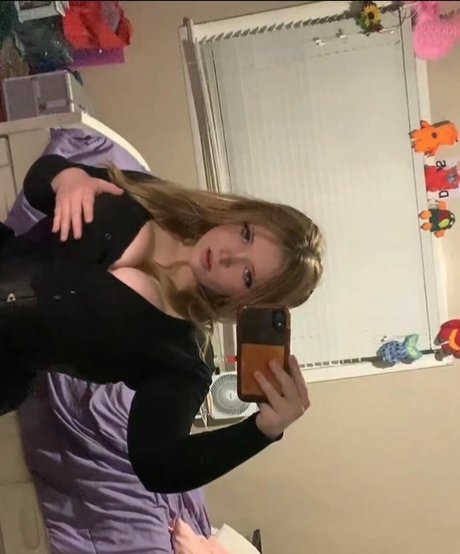 yours___truly___sav1 sex model photo