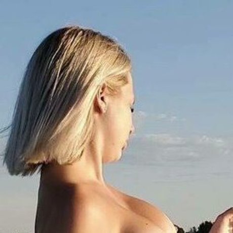 Vaaloux model erotic photo