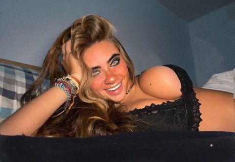 Moon Wolf Girl star erotic img