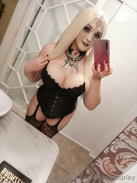 Roxii Cosplay model naked photos