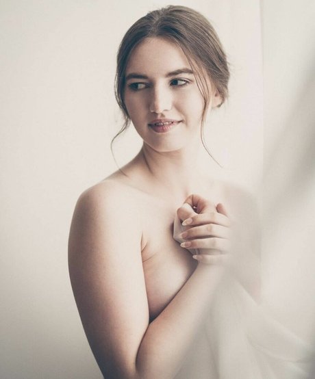 Anna Tauber exclusive star pictures