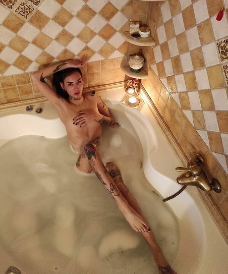 Lucky Strike SG pornstar sex galleries