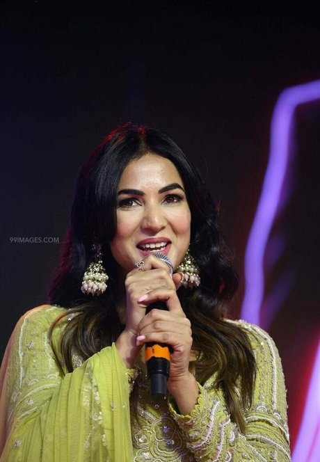 Sonal Chauhan sexy pornstar img