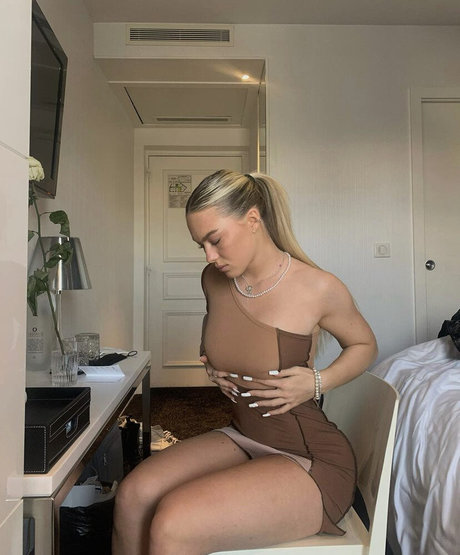 Hannabaumnn sexy pornstar picture