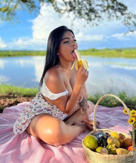 Gabyhotwife model sexy pictures