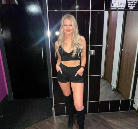 blonde cheerleader onlyfans erotic pic