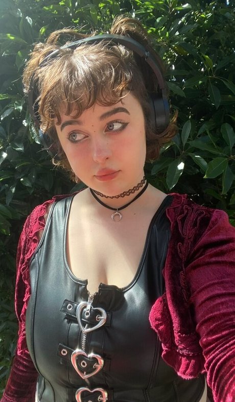 Milabloom nudes model pic