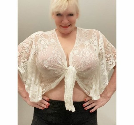 Sandie Lee model exclusive photo