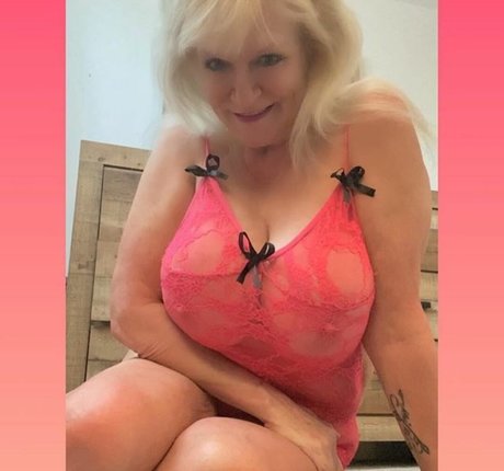 Sandie Lee pornstar nude picture