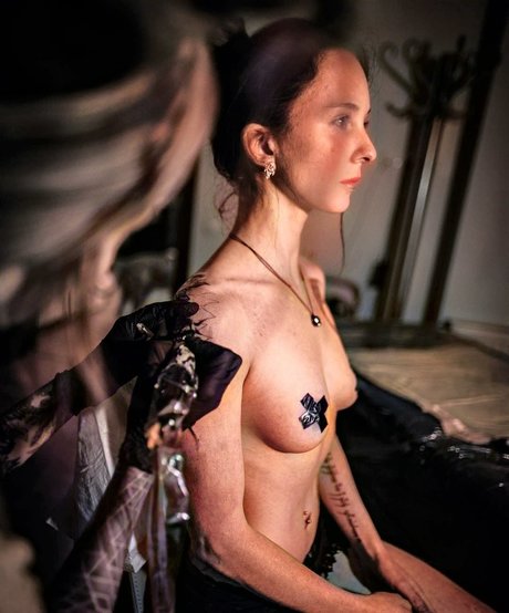 Infy Snow hot star photo