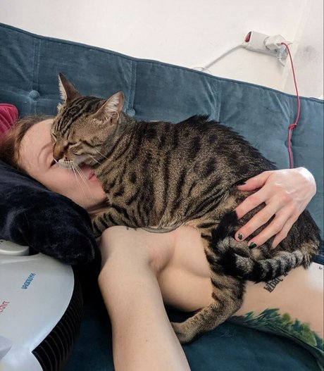 Infy Snow star erotic picture