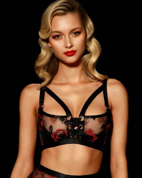 Chloe Avenaim pornstar erotic galleries