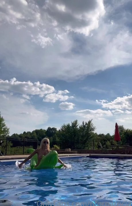 Jackie Higdon naked model images