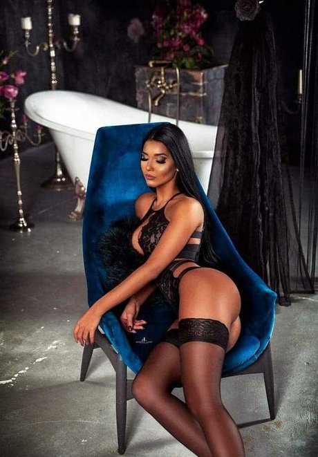 curvy shemale onlyfans free nude image