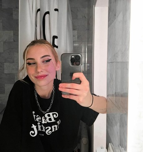 veylaneey nudes pornstar img