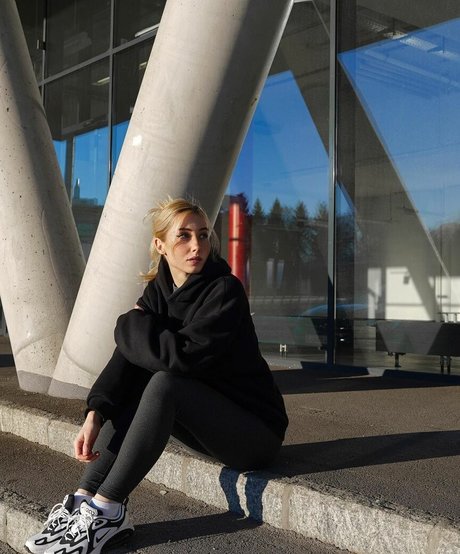 veylaneey art pornstar picture