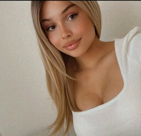 Hannah Neilson pornographic model photo