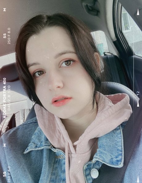 MintyMiyako model pretty pic