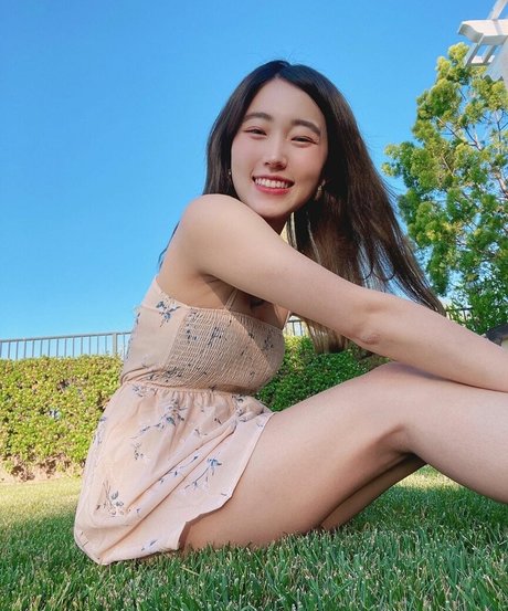 Yoojin model sexy pictures