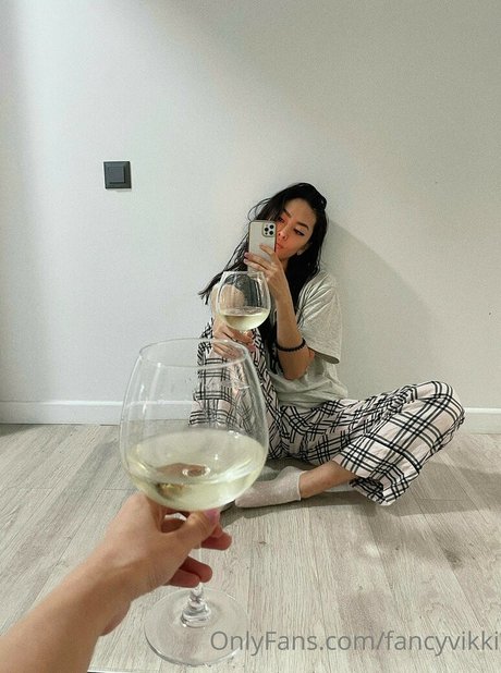 FancyVikki pretty pornstar pictures