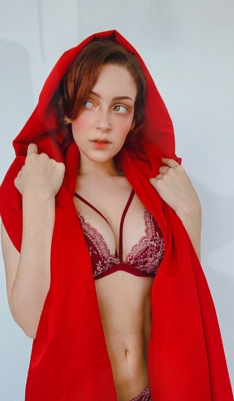 Oriana Leal hot actress photo